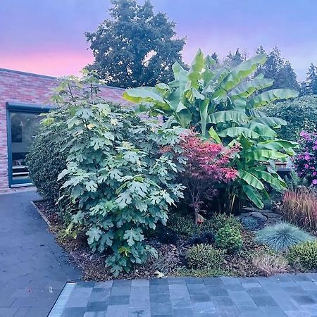 Prachtig Guesthouse Met Gratis Parkeren Maasmechelen Esterno foto