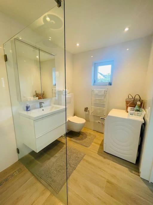 Prachtig Guesthouse Met Gratis Parkeren Maasmechelen Esterno foto