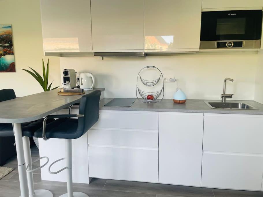 Prachtig Guesthouse Met Gratis Parkeren Maasmechelen Esterno foto