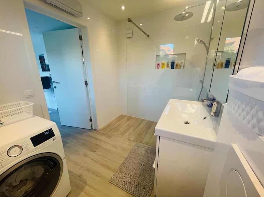 Prachtig Guesthouse Met Gratis Parkeren Maasmechelen Esterno foto