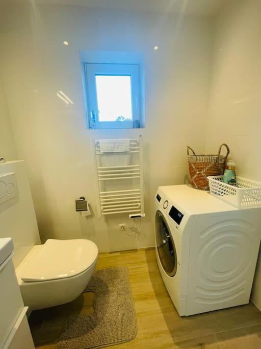 Prachtig Guesthouse Met Gratis Parkeren Maasmechelen Esterno foto
