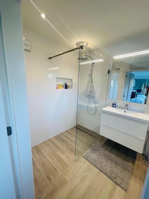 Prachtig Guesthouse Met Gratis Parkeren Maasmechelen Esterno foto